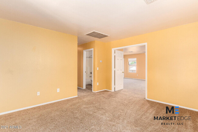 Building Photo - 4Bed/2.5 Bath House in El Mirage! $199 MOV...