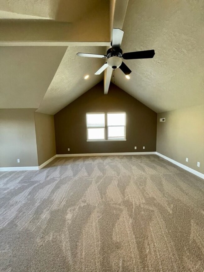 Building Photo - Gorgeous 3 bedroom spacious home in NE Ben...