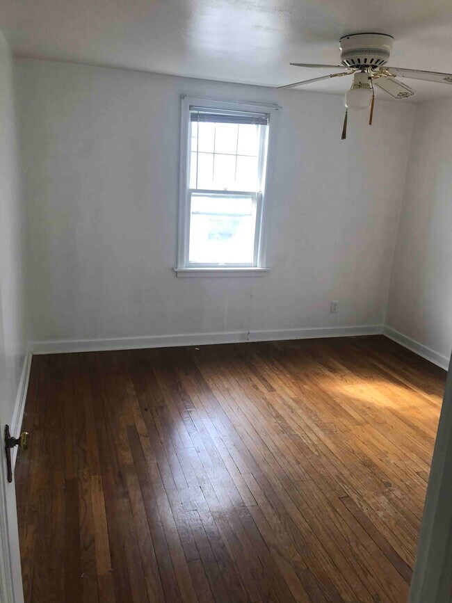 bedroom 2 - 1919 Columbia Ave