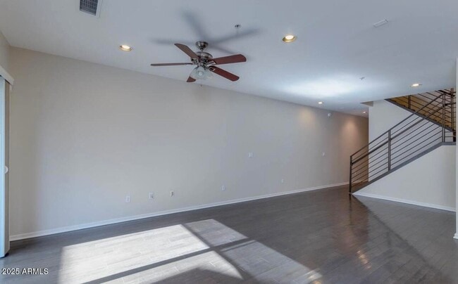 Building Photo - 525 W Lakeside Dr