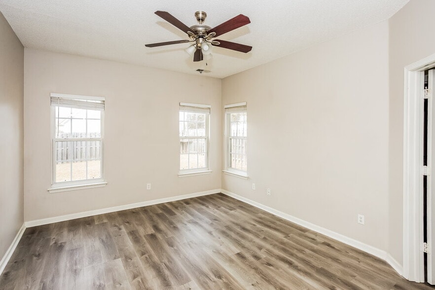 Building Photo - 11878 Meadhaven Dr