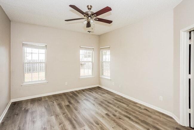 Building Photo - 11878 Meadhaven Dr