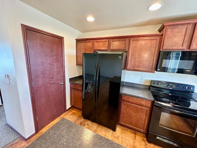 Building Photo - Large 5 Bedroom Home - North of CWU
