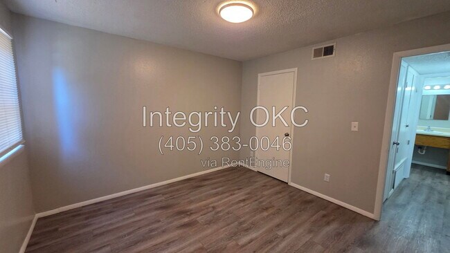 Building Photo - 3905 N Rockwell Ave