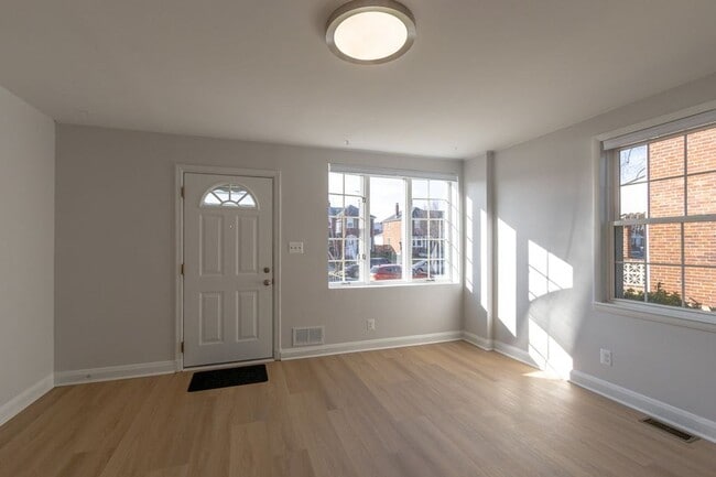 Building Photo - Renovated 3 Bed / 1.5 Bath in Essex | Parking Pad | Available 1/19/2026