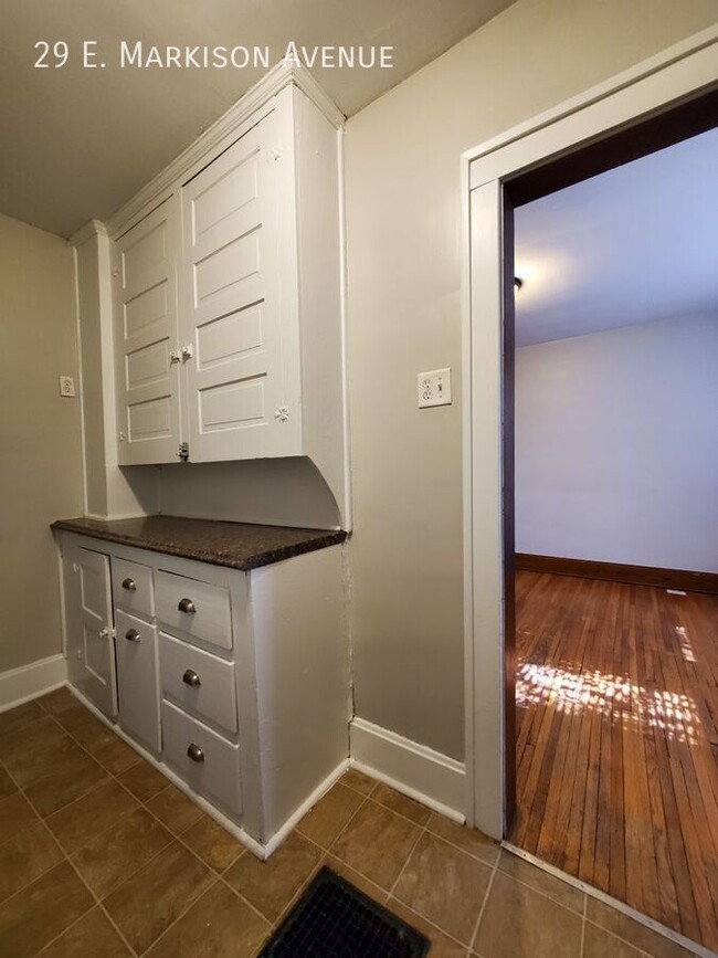 Building Photo - Spacious Townhome with Original Features A...