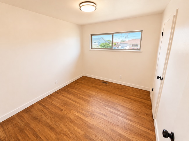 Building Photo - Updated 5 bedroom home is ready for you!