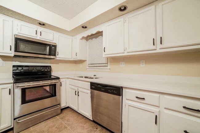 Building Photo - 2834 Lanthorn Dr