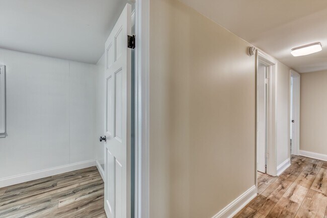 Building Photo - 5 Bedroom / 3.5 Bath Home Blountville, TN