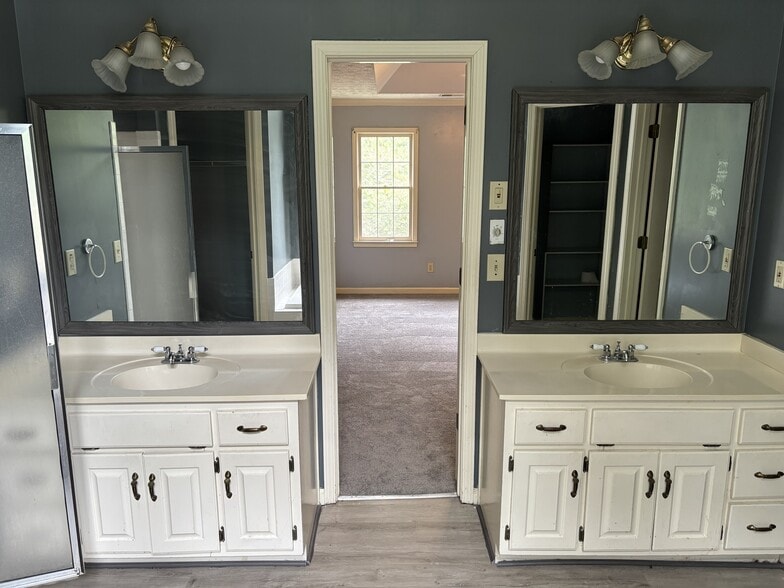 Upstairs Master Bathroom - 3685 Timberloch Trl