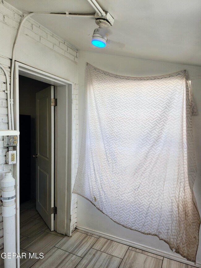 Building Photo - 618 N Estrella St
