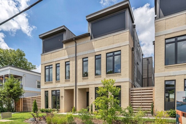 Building Photo - Stunning Salemtown Townhome With Fenced In Yard