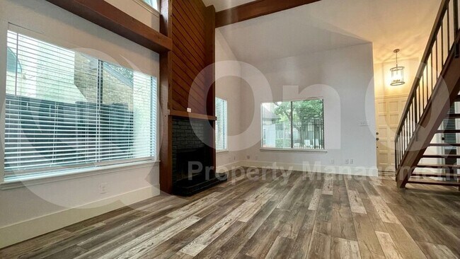Building Photo - 821 Dublin Dr