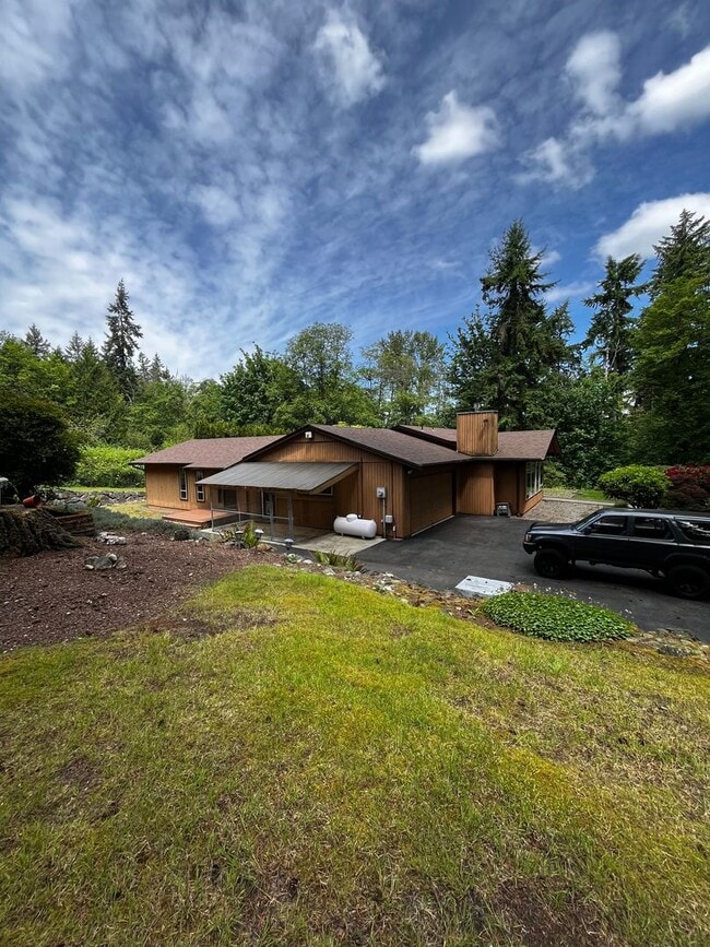 Building Photo - Gorgeous 3 BD 2.25 BA Home on 2 Acres!
