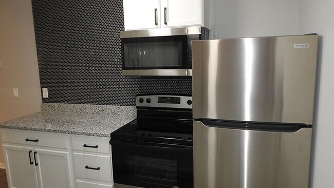 Building Photo - Charming 3 bedrooms and 1 bath home located on Elmwood Ave in Kansas City, MO