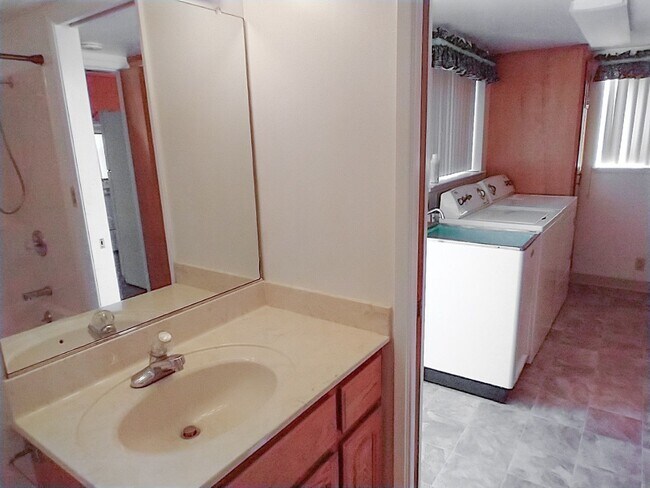 Building Photo - 2 Bedroom Orland Home
