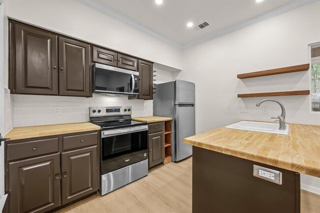 Building Photo - 1307 Kinney Ave