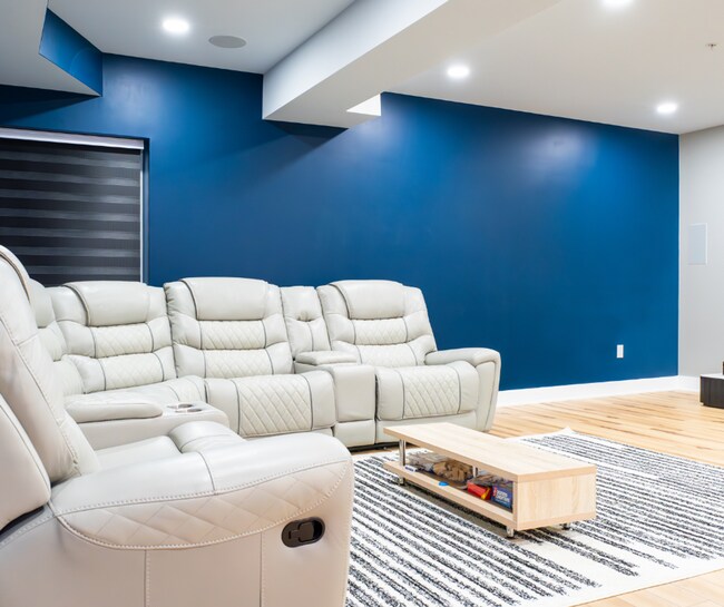 Building Photo - Luxury 3B/3.5B Townhome with Finished Base...
