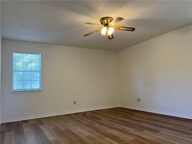 Building Photo - 132 Bayou Sara Ave