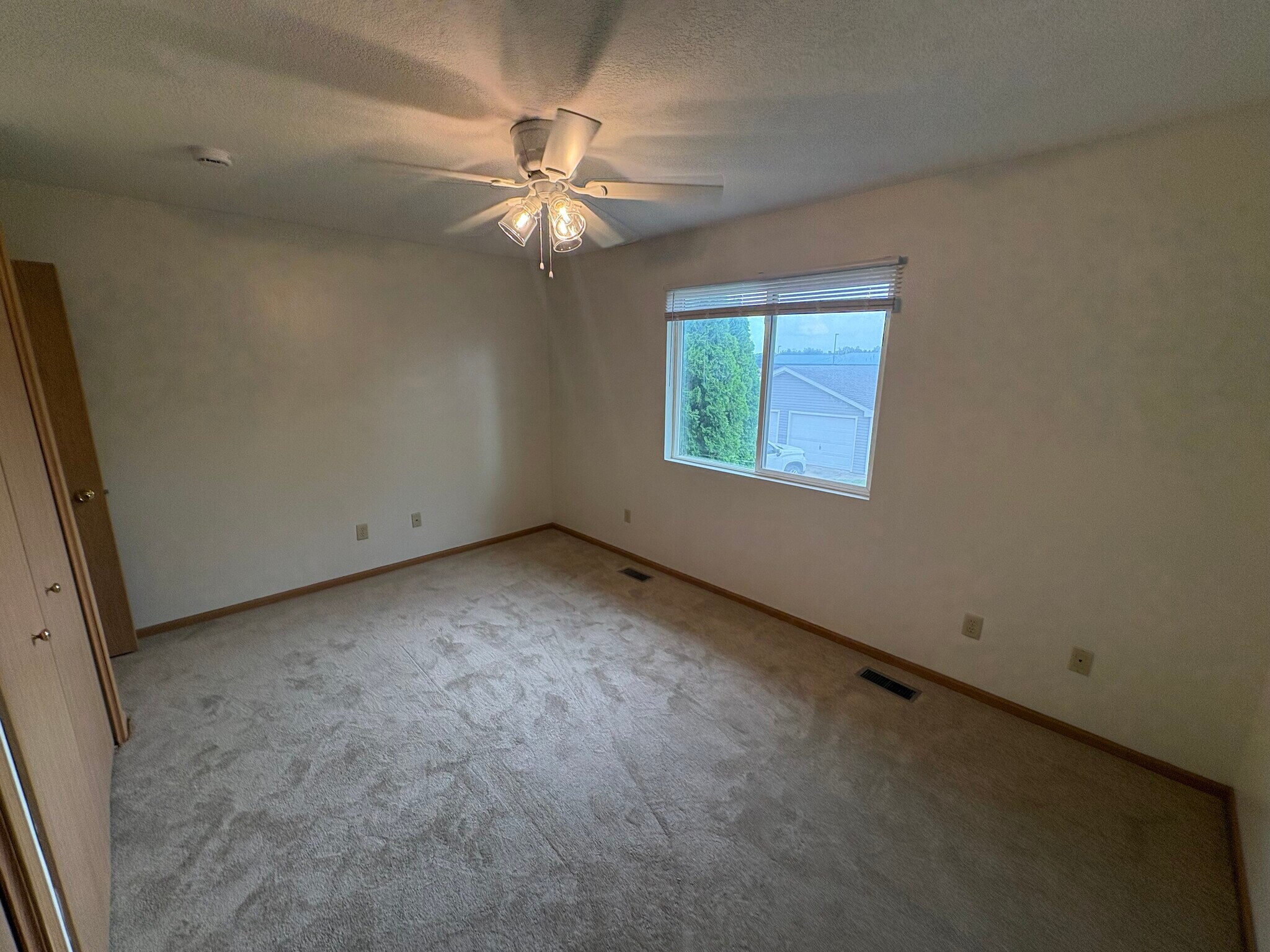 Building Photo - 872 Edgewater Dr