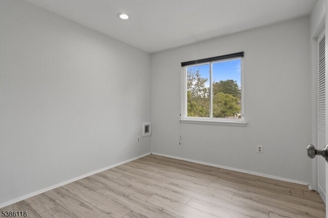 Building Photo - 37 Eton Way