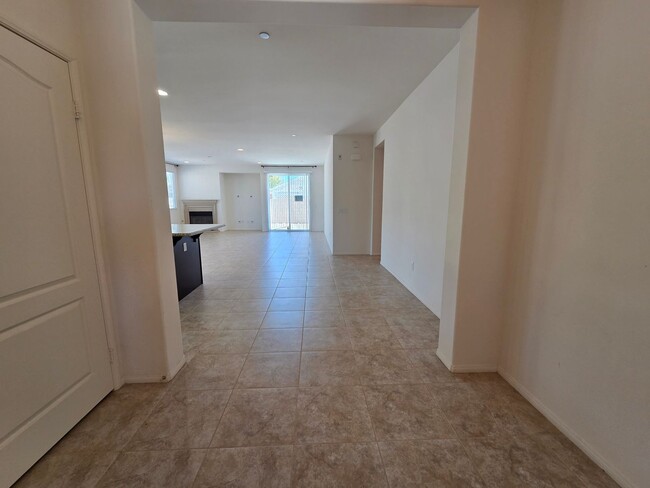 Building Photo - New Listing!