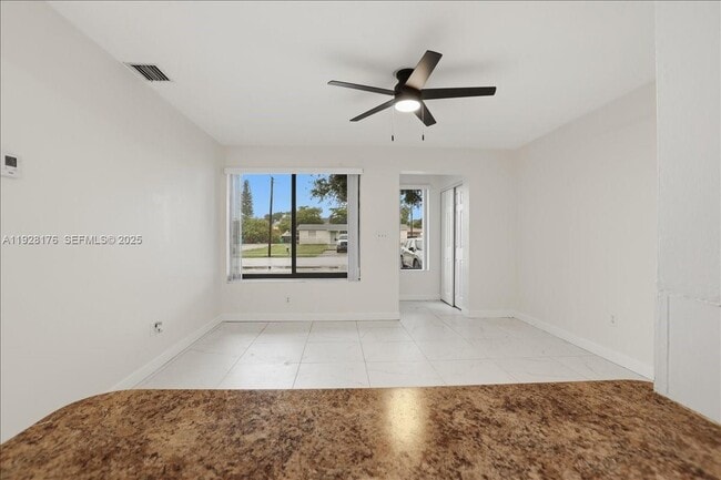 Building Photo - 6111 SW 39th Ct