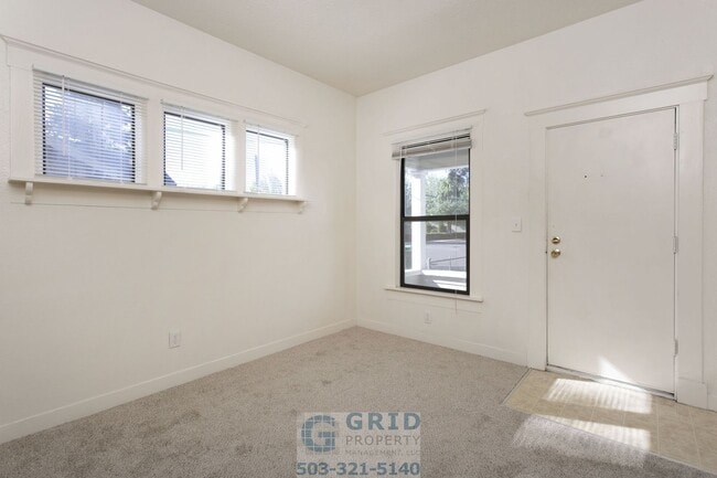 Building Photo - 2 Bedroom Home Available in Southeast Port...