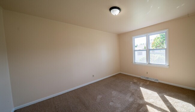 Building Photo - 1857 Willow Rd