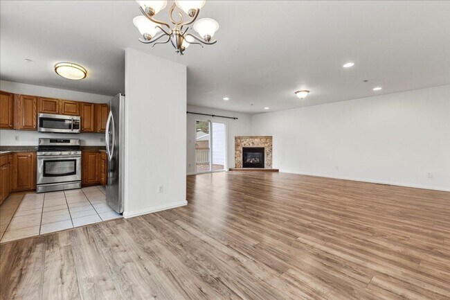 Building Photo - 3136 Lake Dr