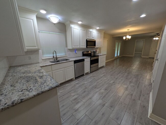Building Photo - 2755 Evangeline Dr
