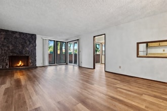 Building Photo - AVAILABLE FEBRUARY 1ST! Freshly Updated Kingsgate Home with Private Outdoor Space