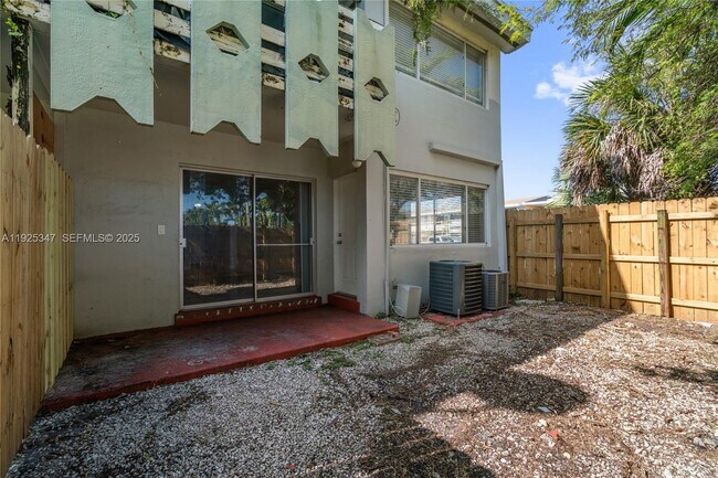 Building Photo - 980 NE 170th St