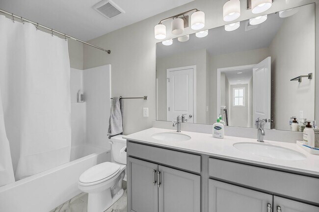 Building Photo - Beautiful 3 bedroom 2.5 bathroom two story home available in North Charleston!