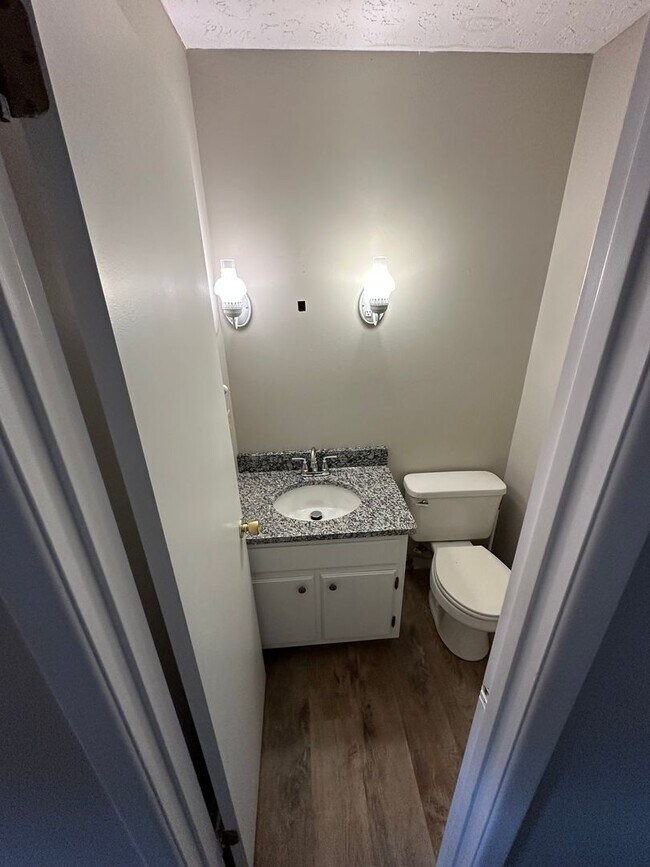 Building Photo - Updated 3 Bed 1.5 Bath Townhome with basement.