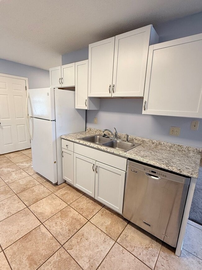 Building Photo - 2 Bedroom Duplex Near City Park – Alley Access & Off-Street Parking