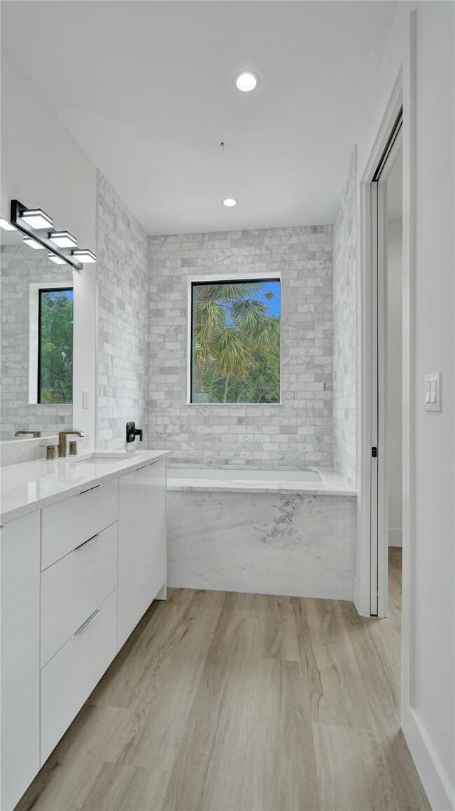 Building Photo - 606 SW 7th Ave