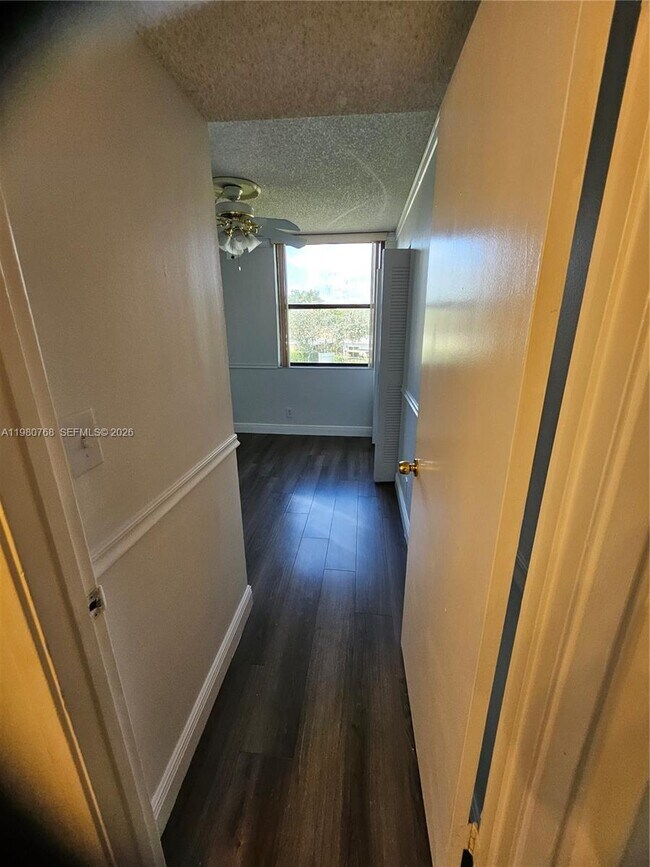 Building Photo - 216 Lake Pointe Dr