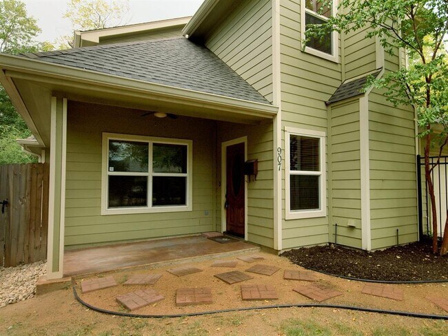 Building Photo - 907 Ellingson Ln