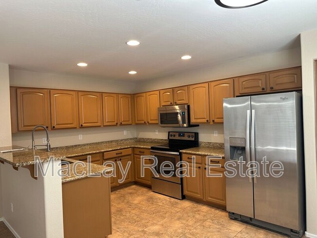 Building Photo - 2011 W Sunshine Butte Dr