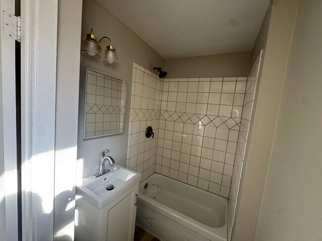 Building Photo - 2215 Saratoga Ave