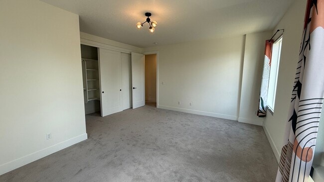 Building Photo - $900 move in bonus! Stunning & Spacious 2-...