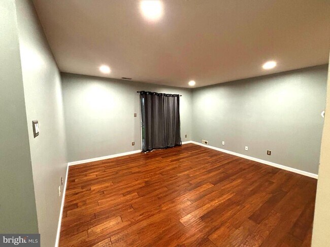 Building Photo - 903A Sedgefield Dr