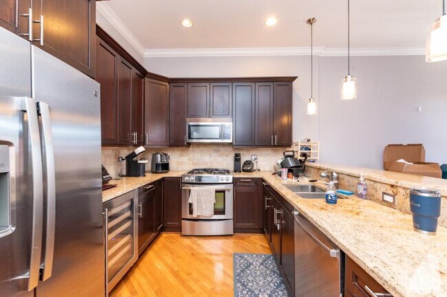 Building Photo - 3 bedroom in Chicago IL 60657