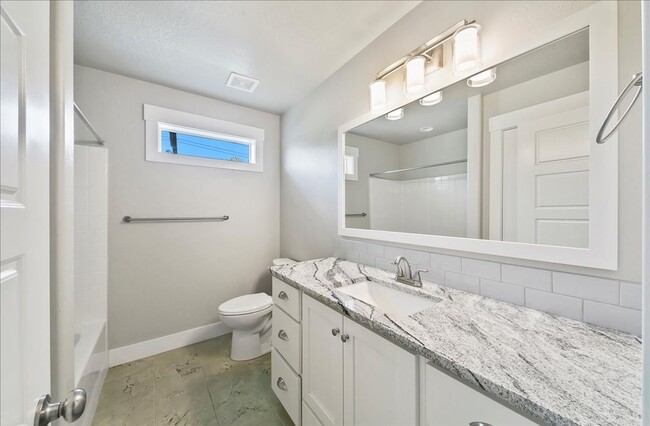 Building Photo - Eagle Townhome with Upscale Finishes!