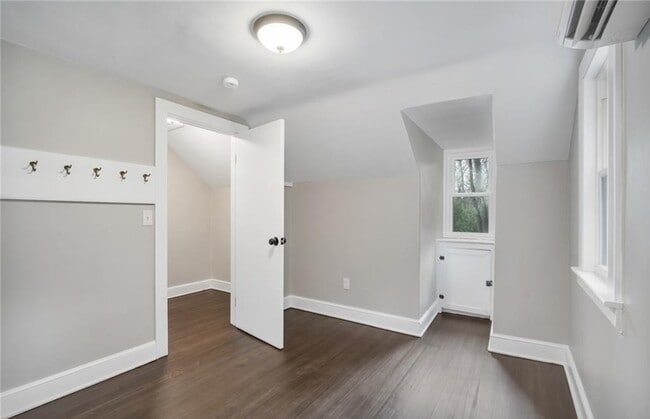 Building Photo - 346 Middlebury Rd