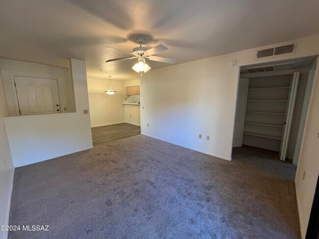 Building Photo - 5751 N Kolb Rd