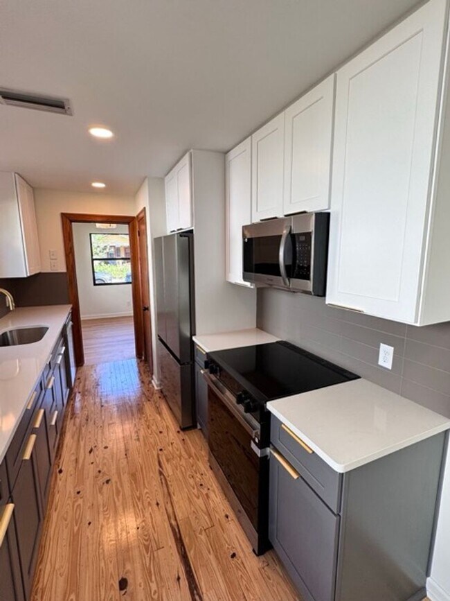 Building Photo - Immaculate, fully remodeled home in the hi...