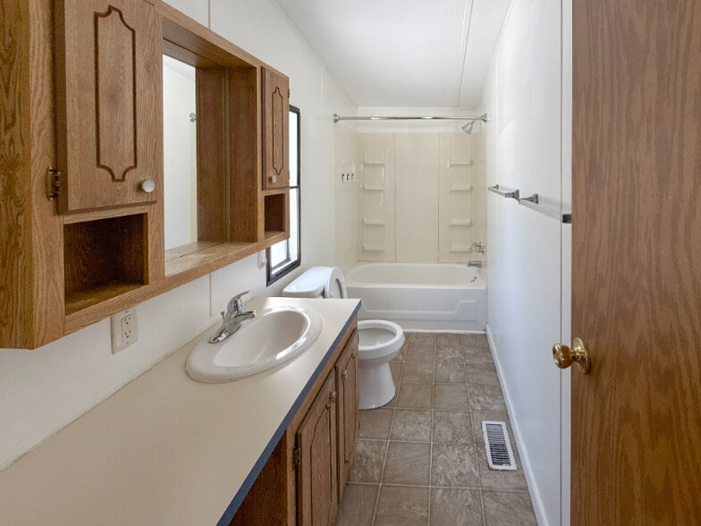 Building Photo - 200 P Paw Ln