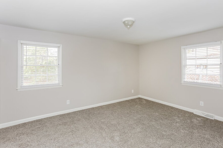 Building Photo - 5000 Coronado Dr